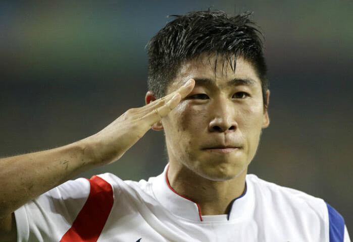 足球场再现久违军礼庆祝进球,这一刻,进球荣耀属于伟大的祖国!