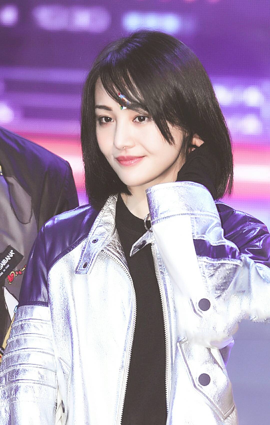 郑爽贴痘痘贴出席活动,小表情可爱呆萌,这样的小仙女你们喜欢吗