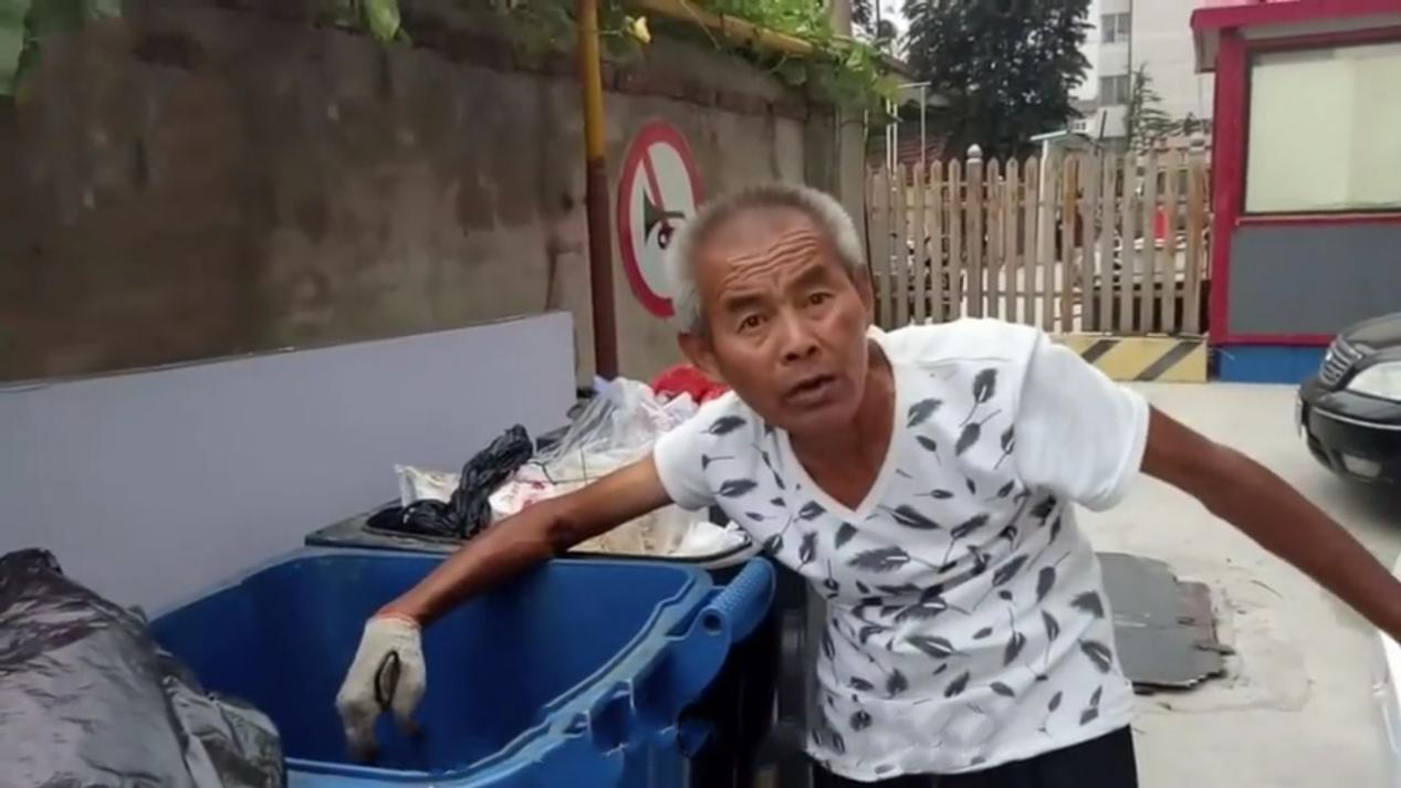 76岁老大爷闲不住,每天上街捡破烂,背后原因让人感动