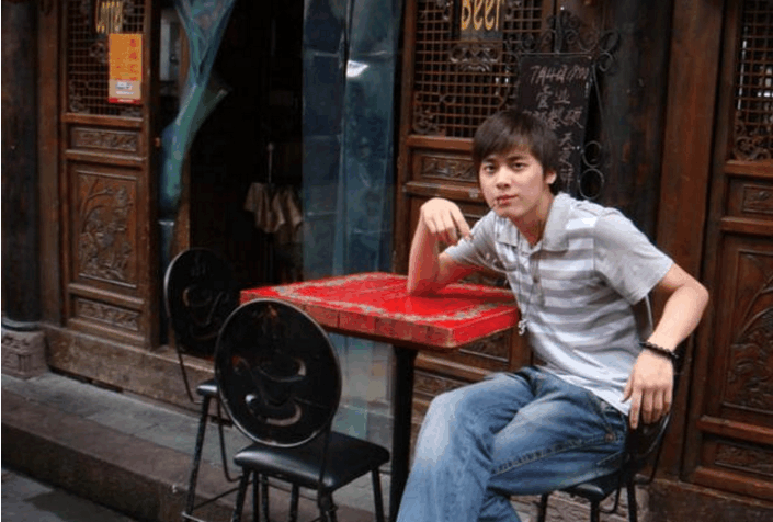 李易峰学生照片曝光 网友却炸锅各执一词