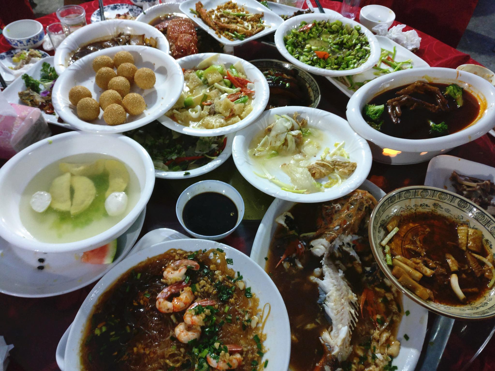 实拍杭州进城农民返乡摆酒席海鲜时鲜俱全小孩还有红包拿