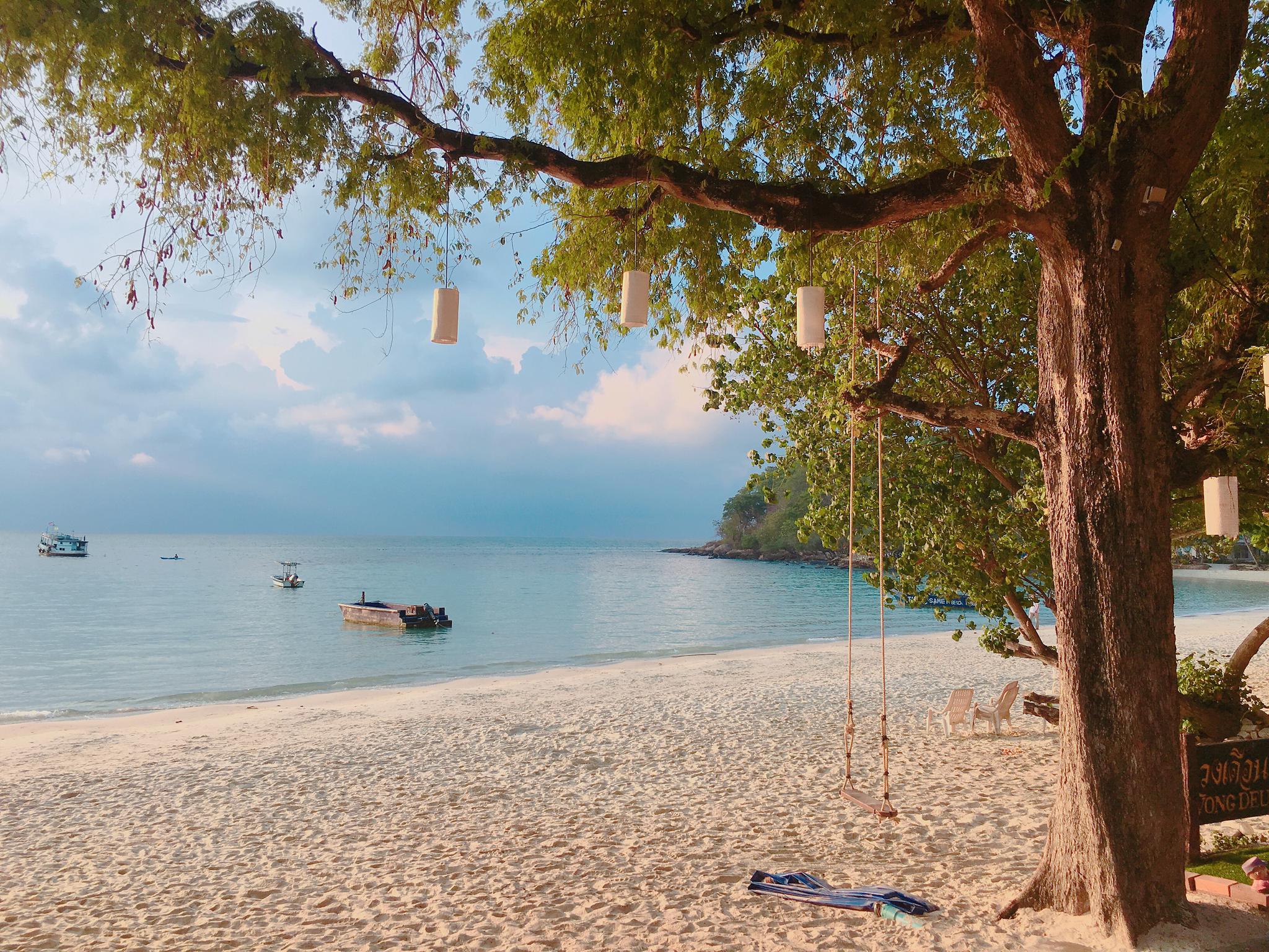于我而言,夏日海岛的主题永远是清新明快的.蓝绿色是永恒的主色调