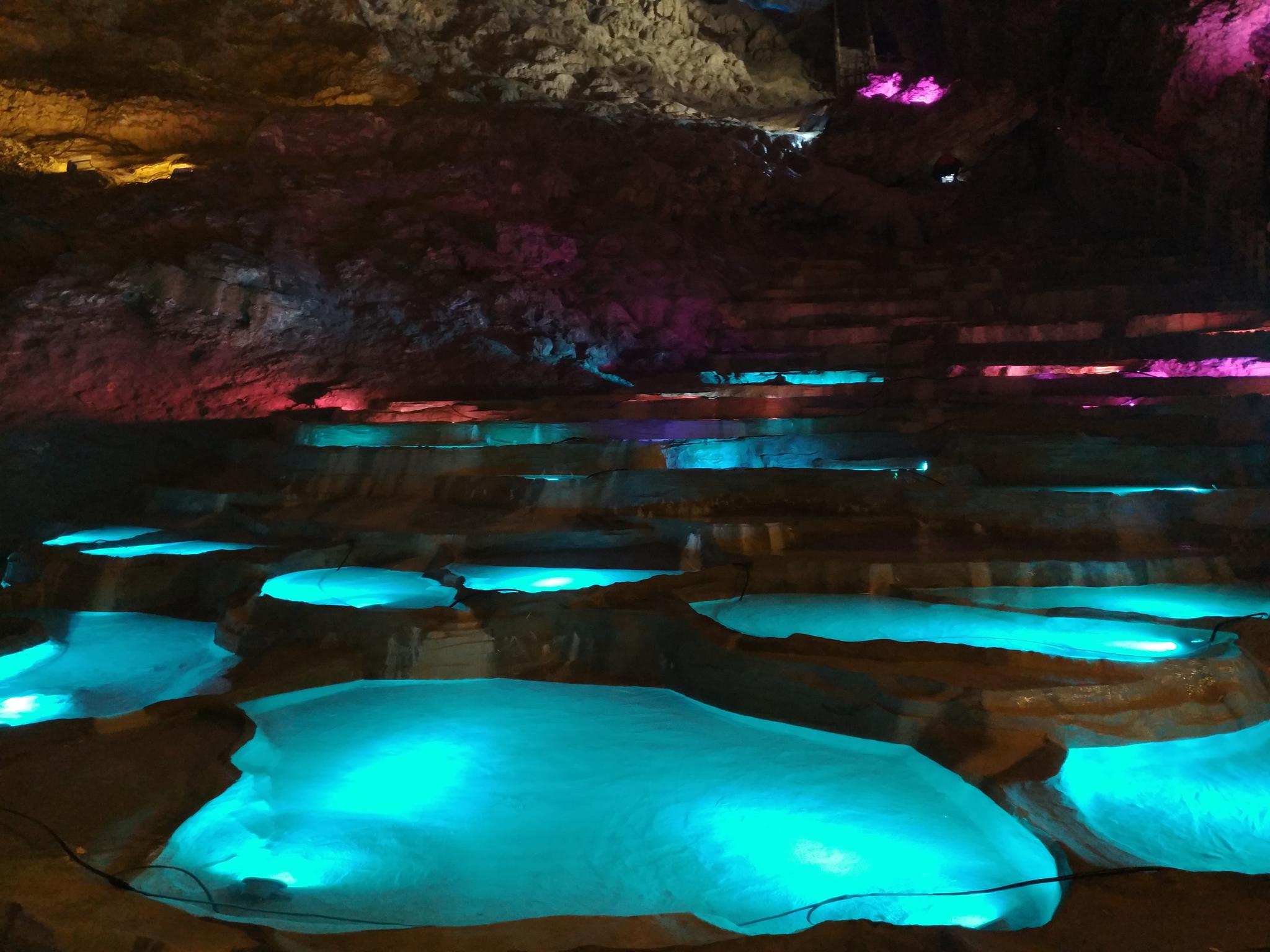 走进古蔺古郎洞,整个溶洞"洞幽,石奇,景绚,峡秀",洞中有洞