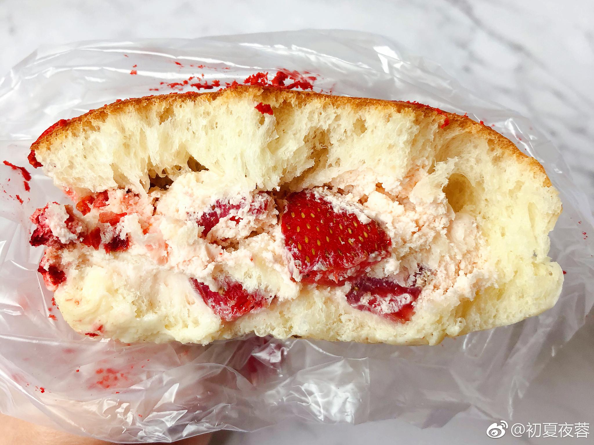 好 我们来个下午茶巴黎贝甜 草莓奶酪包
