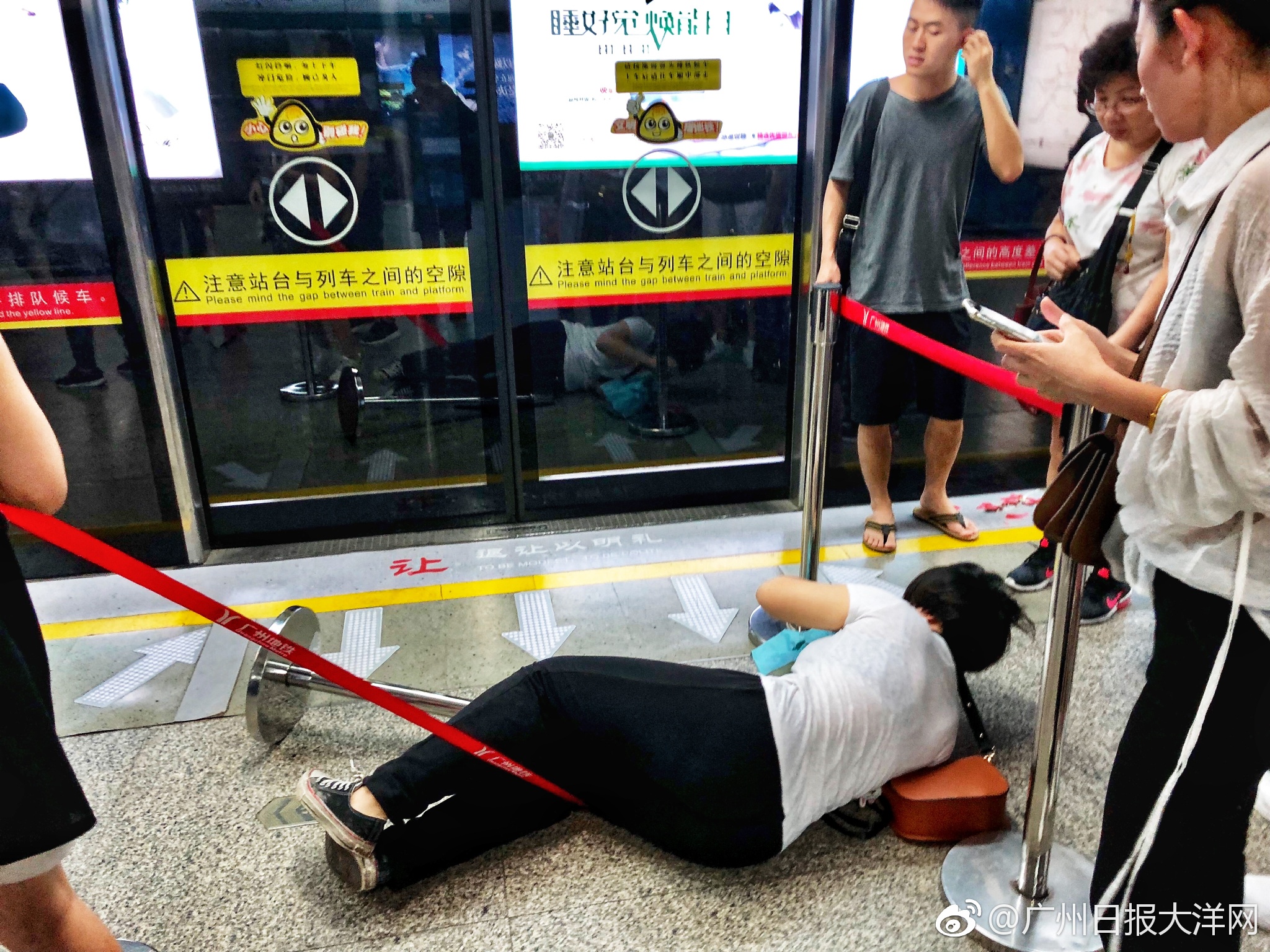年轻姑娘广州地铁里晕倒众街坊伸援手