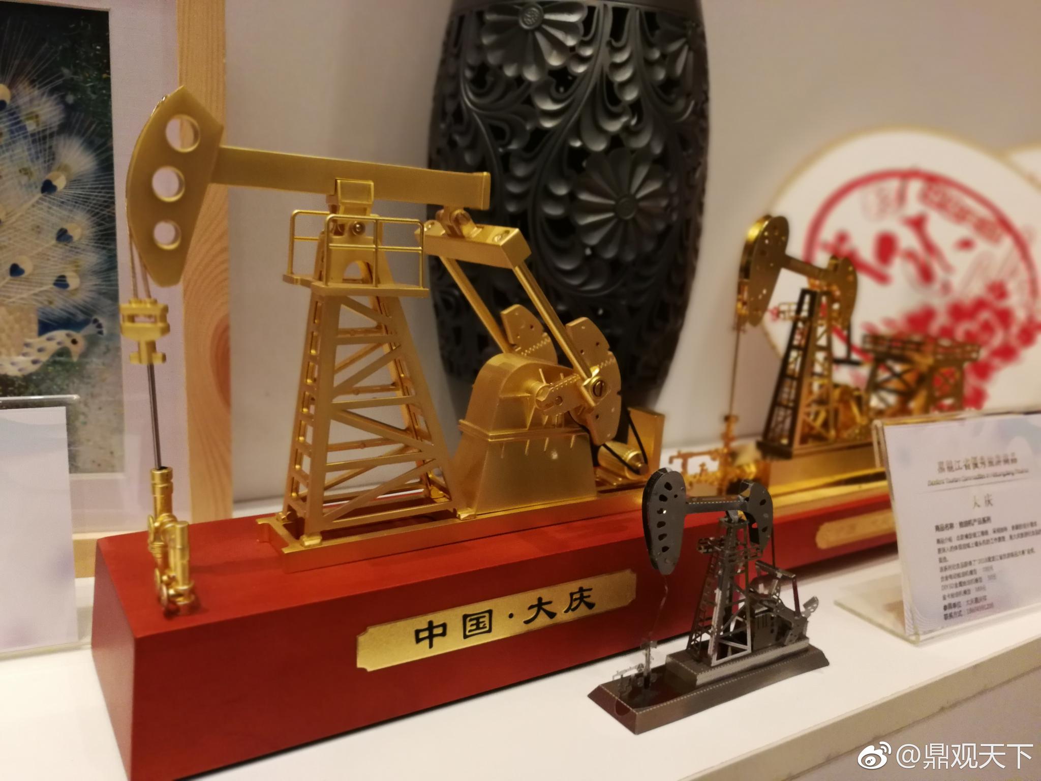 哈尔滨旅游商品创意大赛上,磕头机和第一滴石油,代表大庆参赛