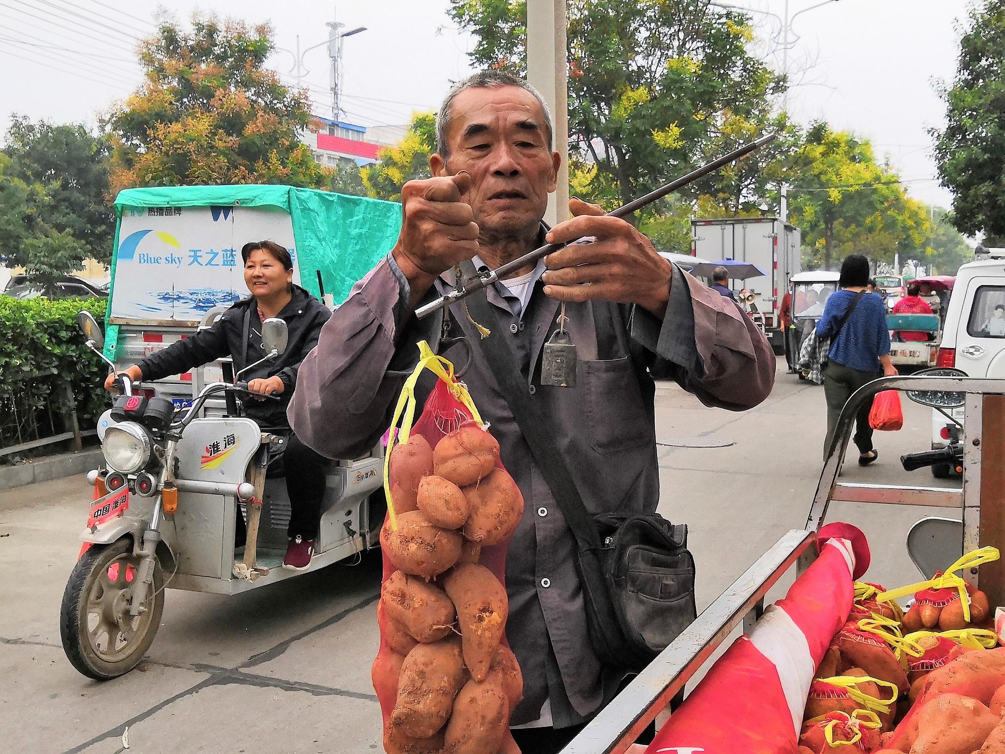 70岁农村老人进城卖红薯,大半天卖出10斤,到底啥原因?