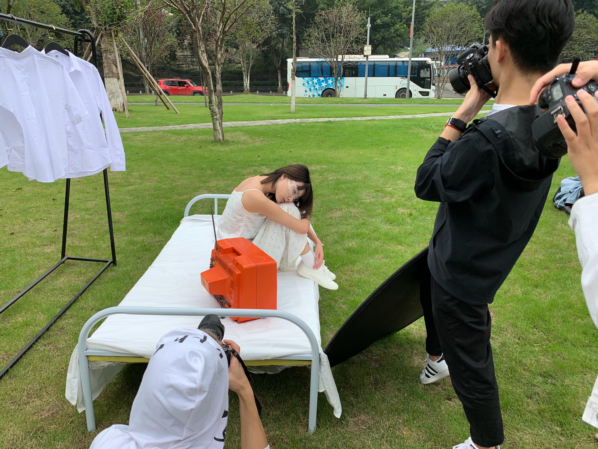 今日花絮,拍汉服的刀剑到了,穿jk的小姐姐拿了试了下,一点寒芒先到