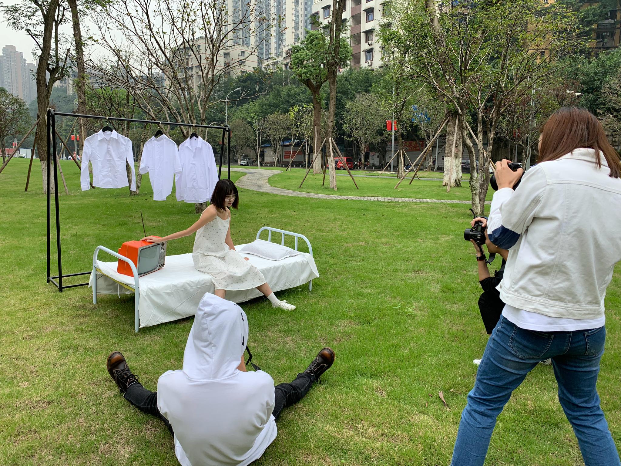 今日花絮,拍汉服的刀剑到了,穿jk的小姐姐拿了试了下,一点寒芒先到