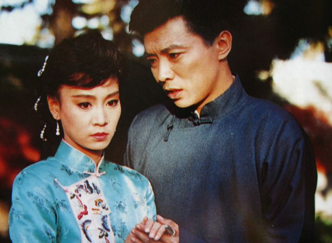 他曾是琼瑶剧小生,2次结婚一儿一女,如今已64岁,独爱藏獒