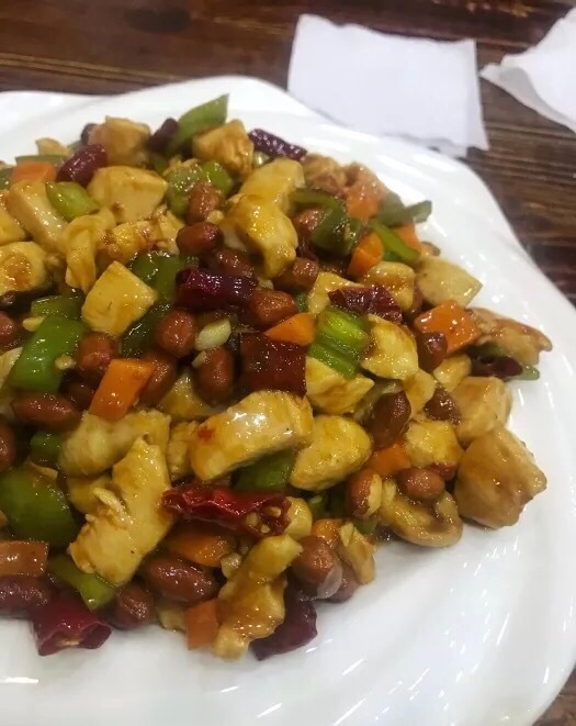 和朋友一起出去吃的小炒 因为就两个人 所以点了两个菜宫保鸡丁家