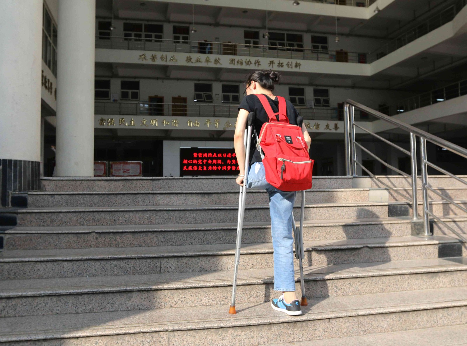 她独腿读大学生发奋活出自己是大家心中的乖乖女