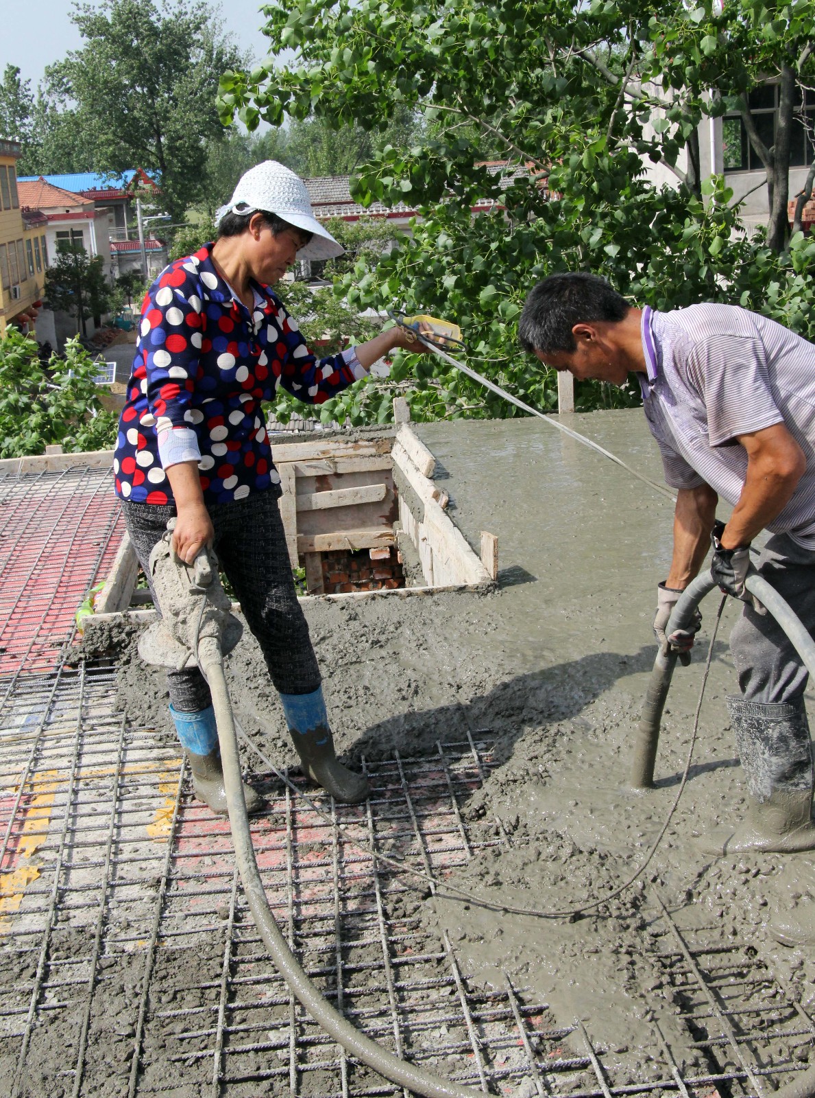 采访时看到农村的老人们没有任何过节的气氛,她们忙碌着在干活挣钱