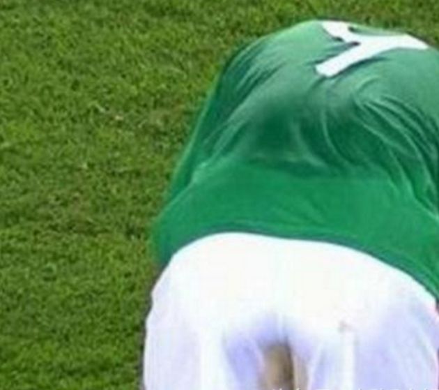 足球比赛时间那么长球员途中尿急怎么办看完笑喷了