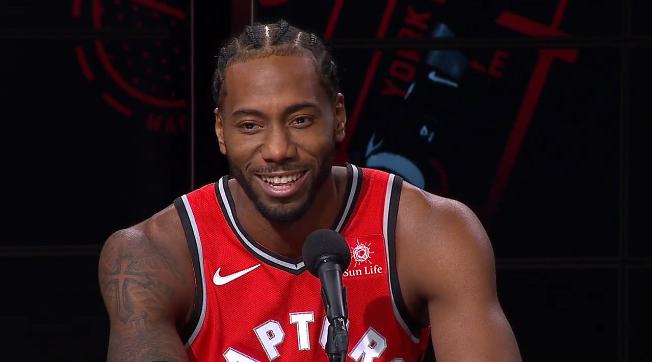 伦纳德调侃记者放声大笑