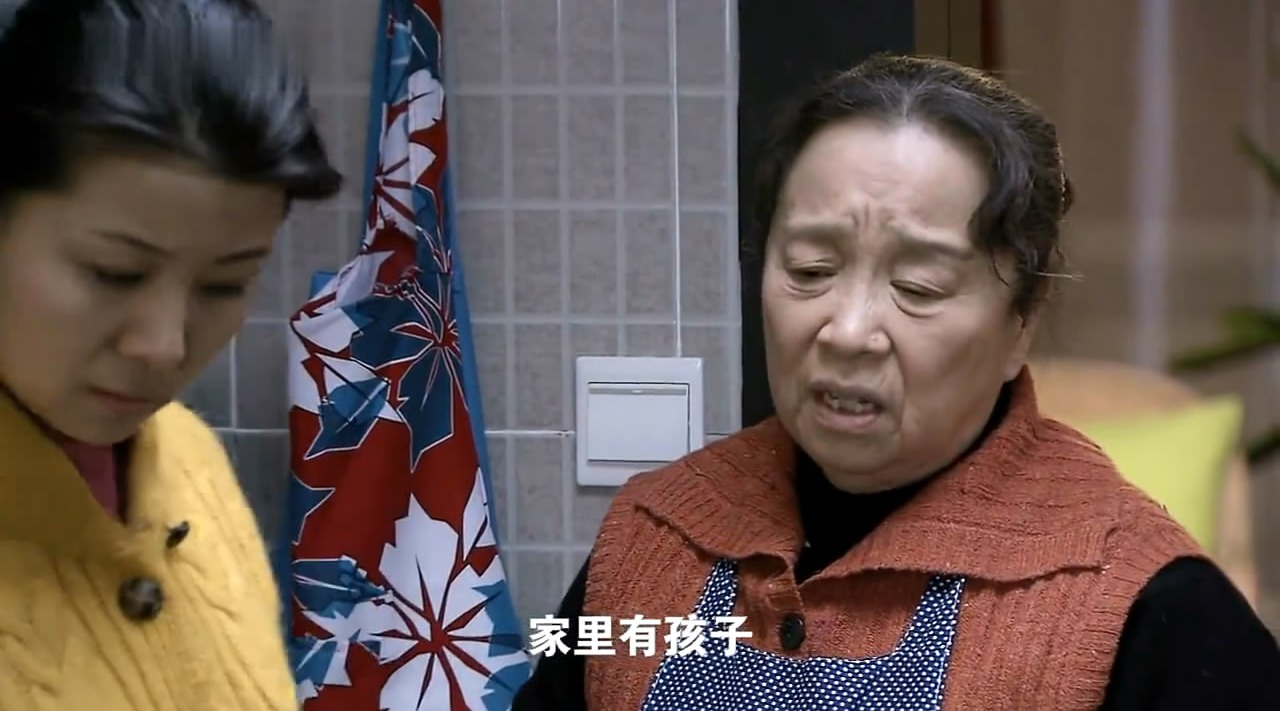 双面胶:母亲让女儿明天早点回去,家里还带着孩子不容易
