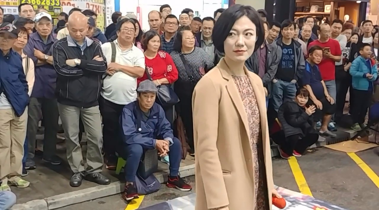 龙婷翻唱这几首歌,一开口,整个旺角的人都被吸引了过来
