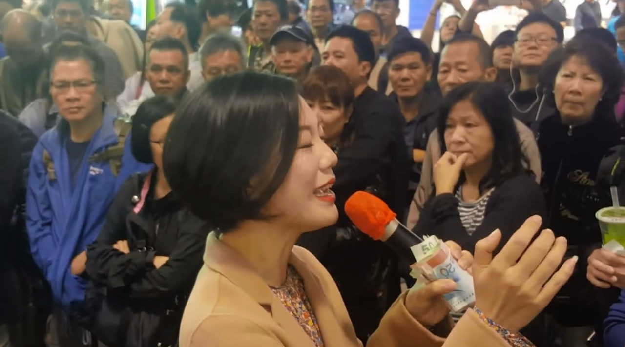 香港旺角歌后龙婷街头义演,一首《在水一方》