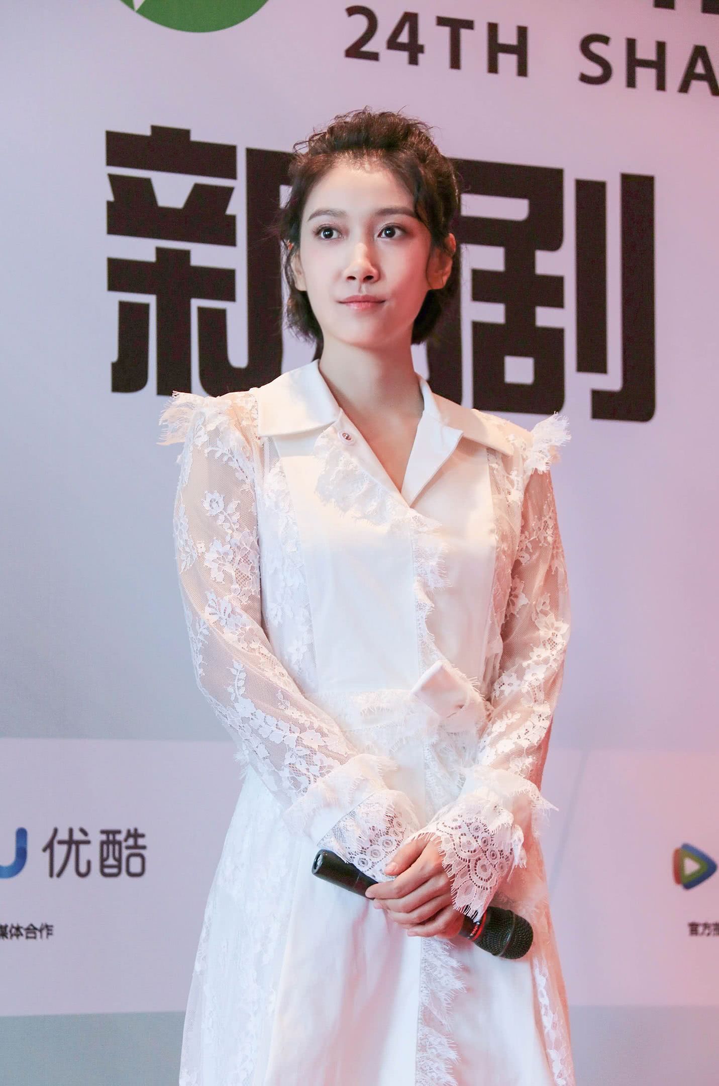 啜妮清爽出镜上海电视节 与导演安建同框谈新戏《创业时代》