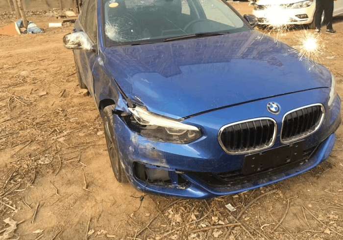 偶遇一台宝马1系运损车,车头翼子板撞碎了,店员,6折送有缘人