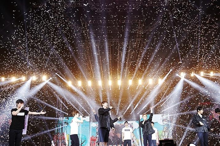 exo澳门演唱会,银海变成花海,让人心寒!网友:只怪唯粉太多!