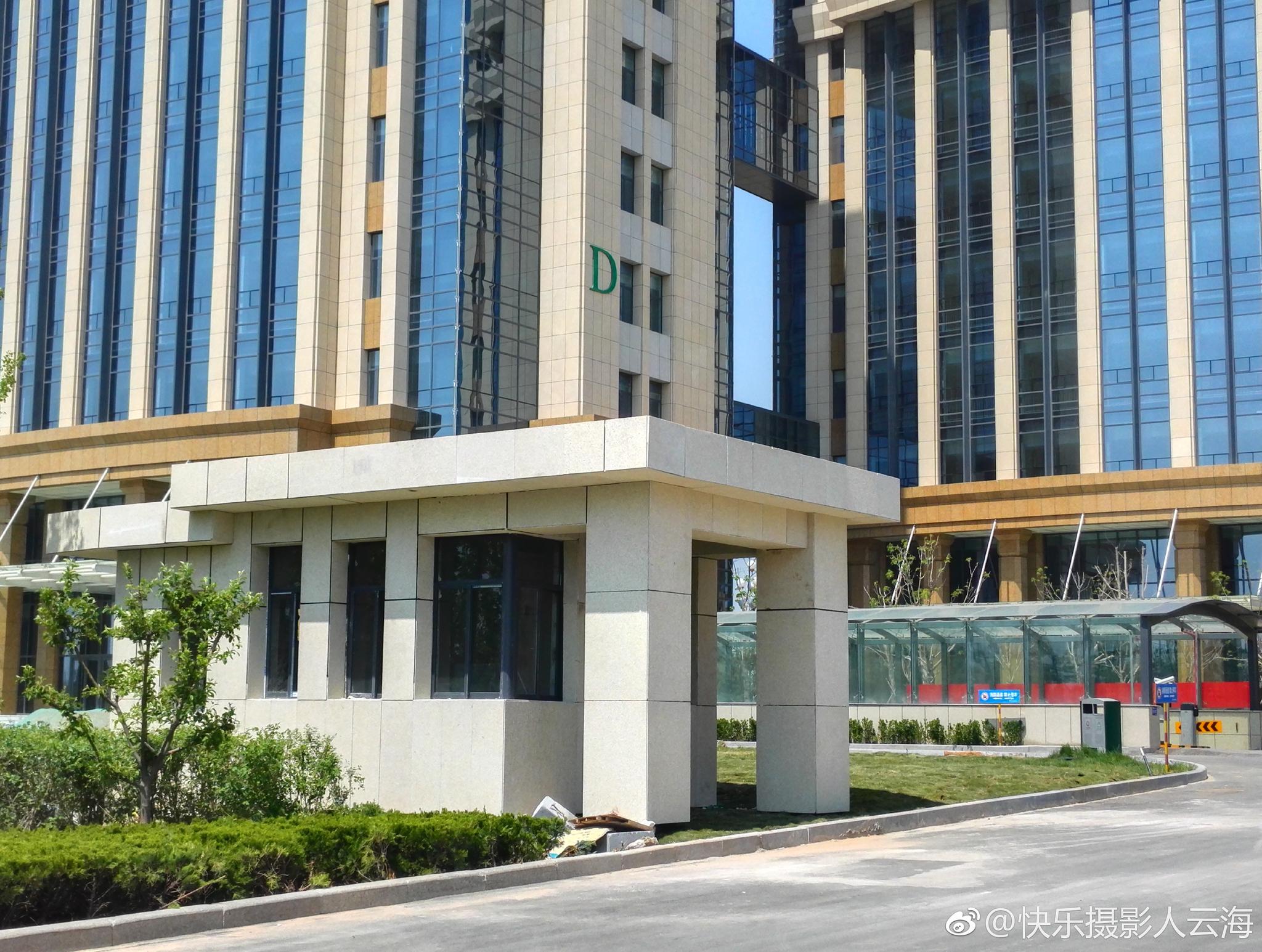 总部基地南门,东,西各一传达室建成.