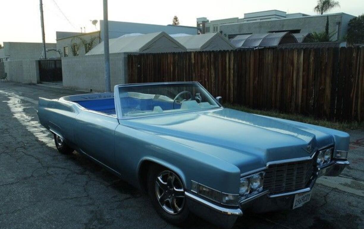 废旧车改装, 居然连座位都没有, 空间超级大, 女人经过会脸红