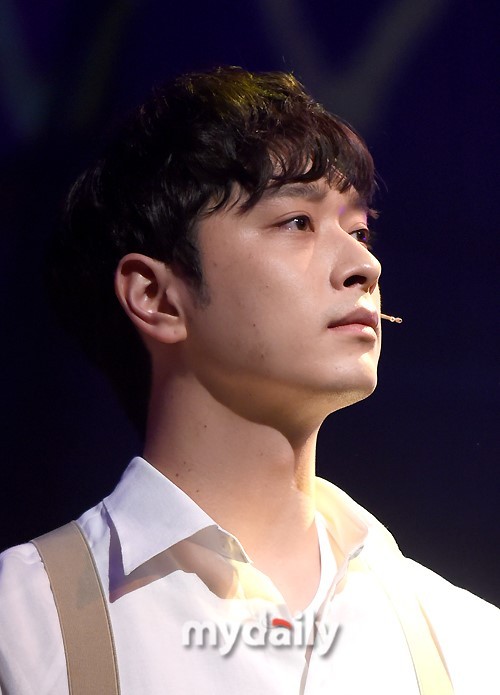 2pm黄灿盛与女艺人金素香参加音乐剧smoke首演