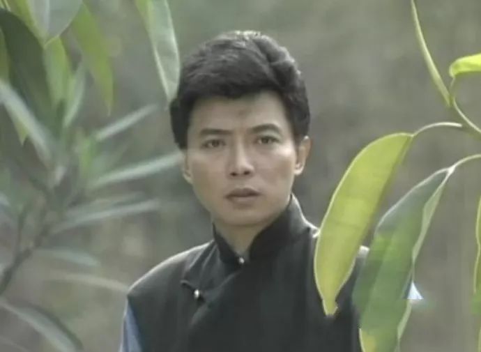 妻子,夫妻两个人虽然一年中相聚的日子很少,但是张佩华却十分的钟情