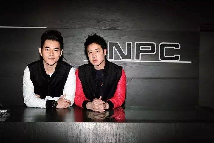 李晨和潘玮柏在 npc店内 orgo:台湾首个空中天幕酒吧