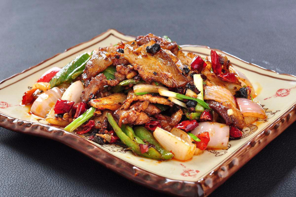 回锅肉,做法:1,鲜肉煮至八成熟,切成片2,锅烧热,放入切好的肉片翻炒3