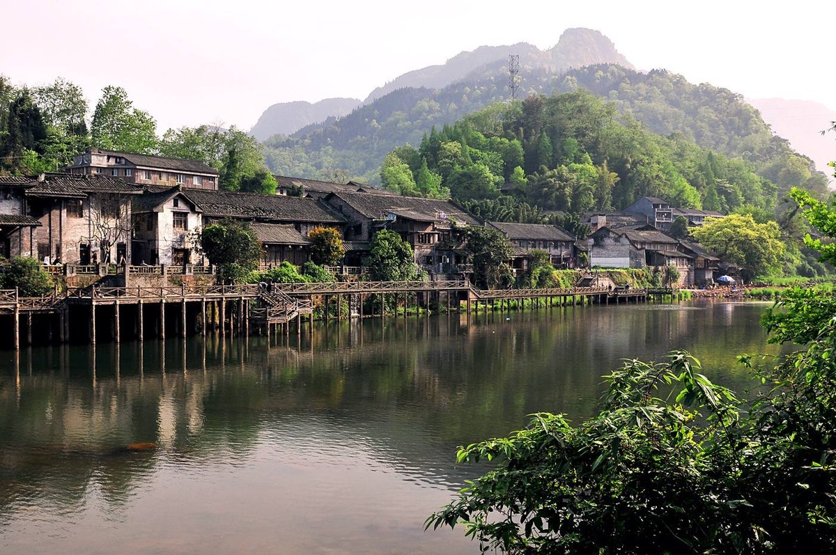 眉山有座宋朝古镇,特别在下雨的夜晚里,更加迷人,你遇到过吗?