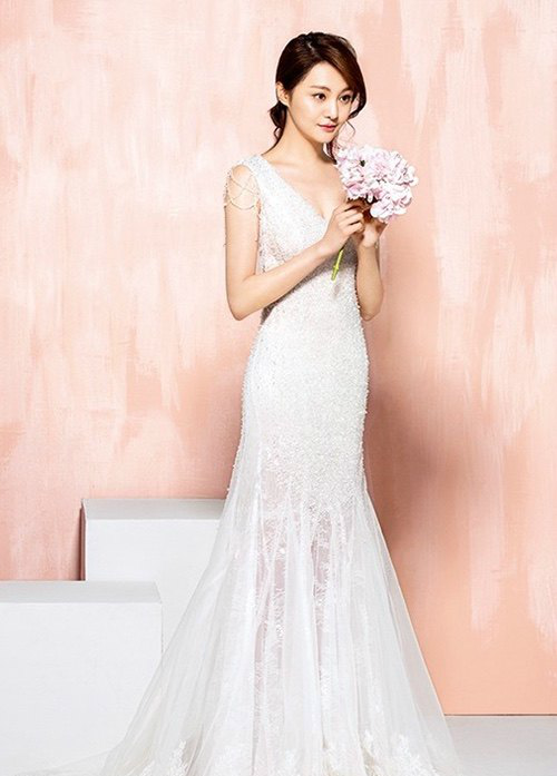 郑爽这件低胸露背婚纱美出天际