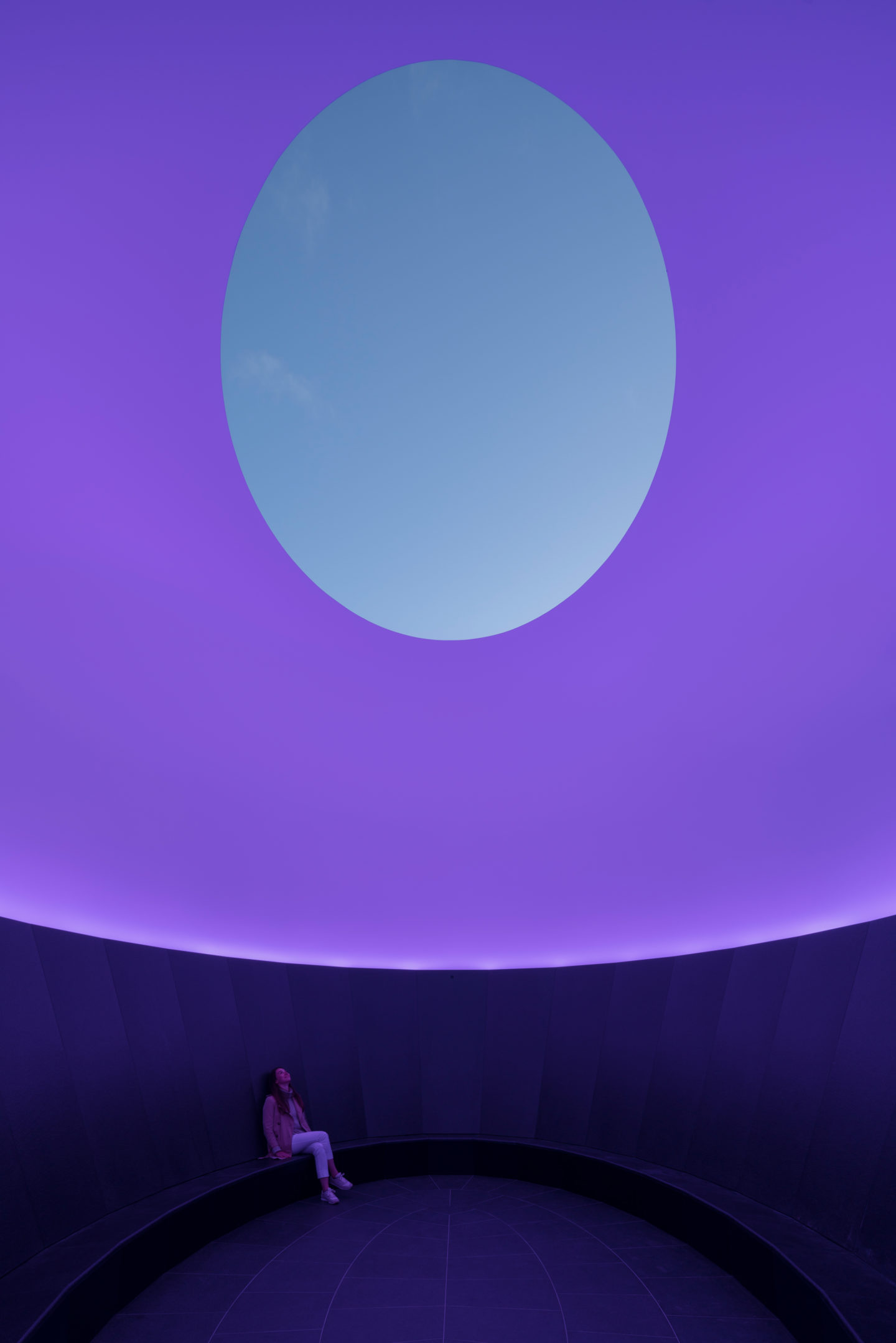 空中空间美国艺术家 james turrell 的新作品在奥地利西部的小山村