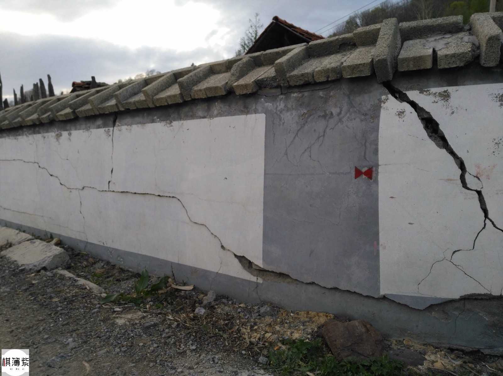 这才是真正没倒的,但看着情形,距离全部坍塌也不远了.