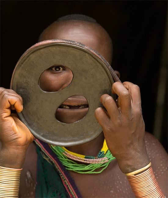 非洲唇盘族,女人嘴上盘最大19.5厘米,这样怎么吃饭?