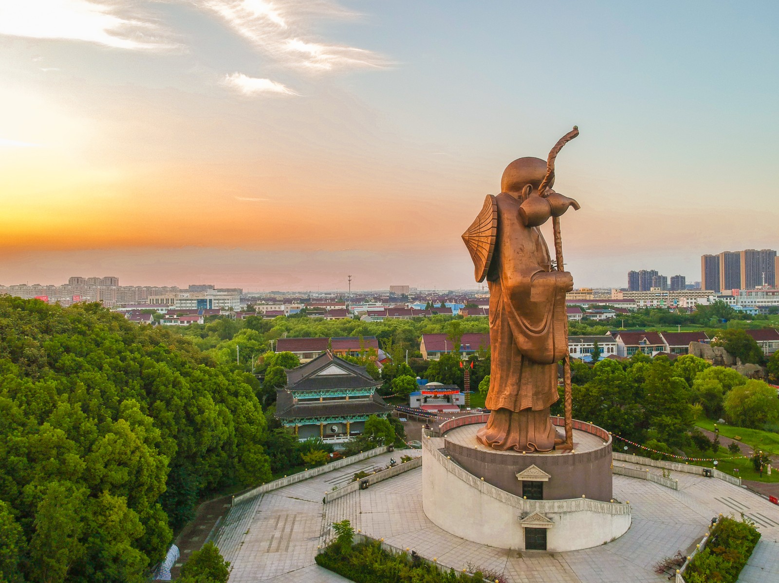 航拍镜头下的江苏如皋东方大寿星园"天下第一大寿星"越发显得慈眉善目