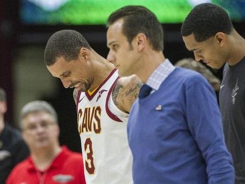 麦考被卡特撞翻倒地不起,被担架抬走,库里:为我兄弟祈祷!