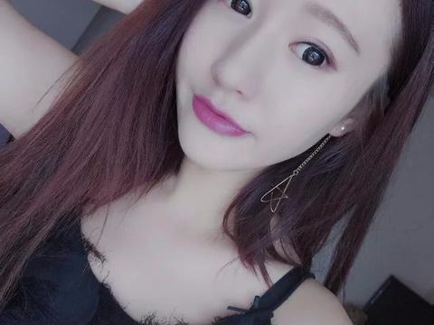 穿着时尚身材堪比模特魏思美女直播成网红图