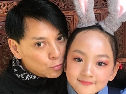 莫少聪全家照,女儿cos朱迪兔好可爱,帅儿子却不认他