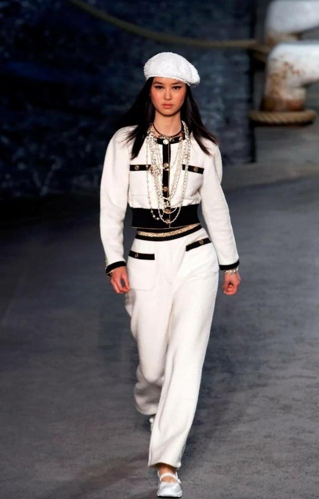 斜纹软呢作为香奈儿的经典元素再次被运用,套装