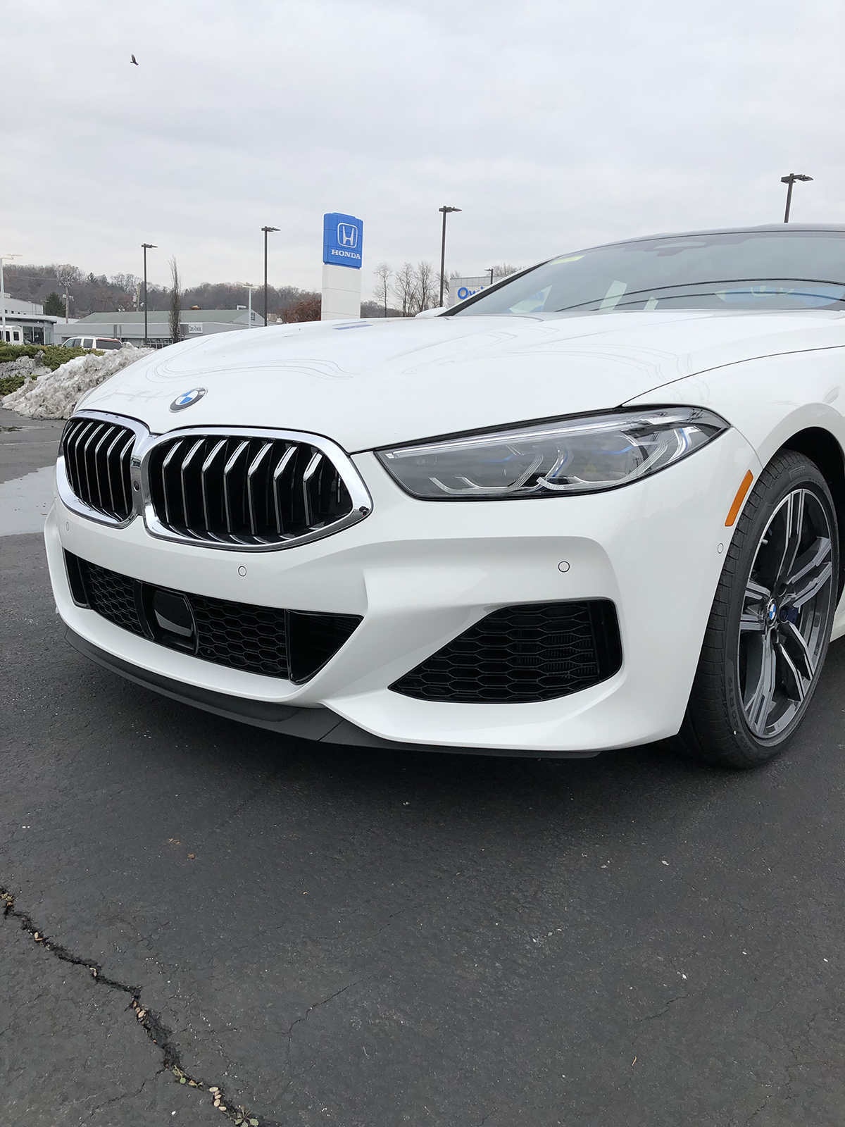 宝马8系m850i实拍!白色车身气质可以盖过奔驰s级