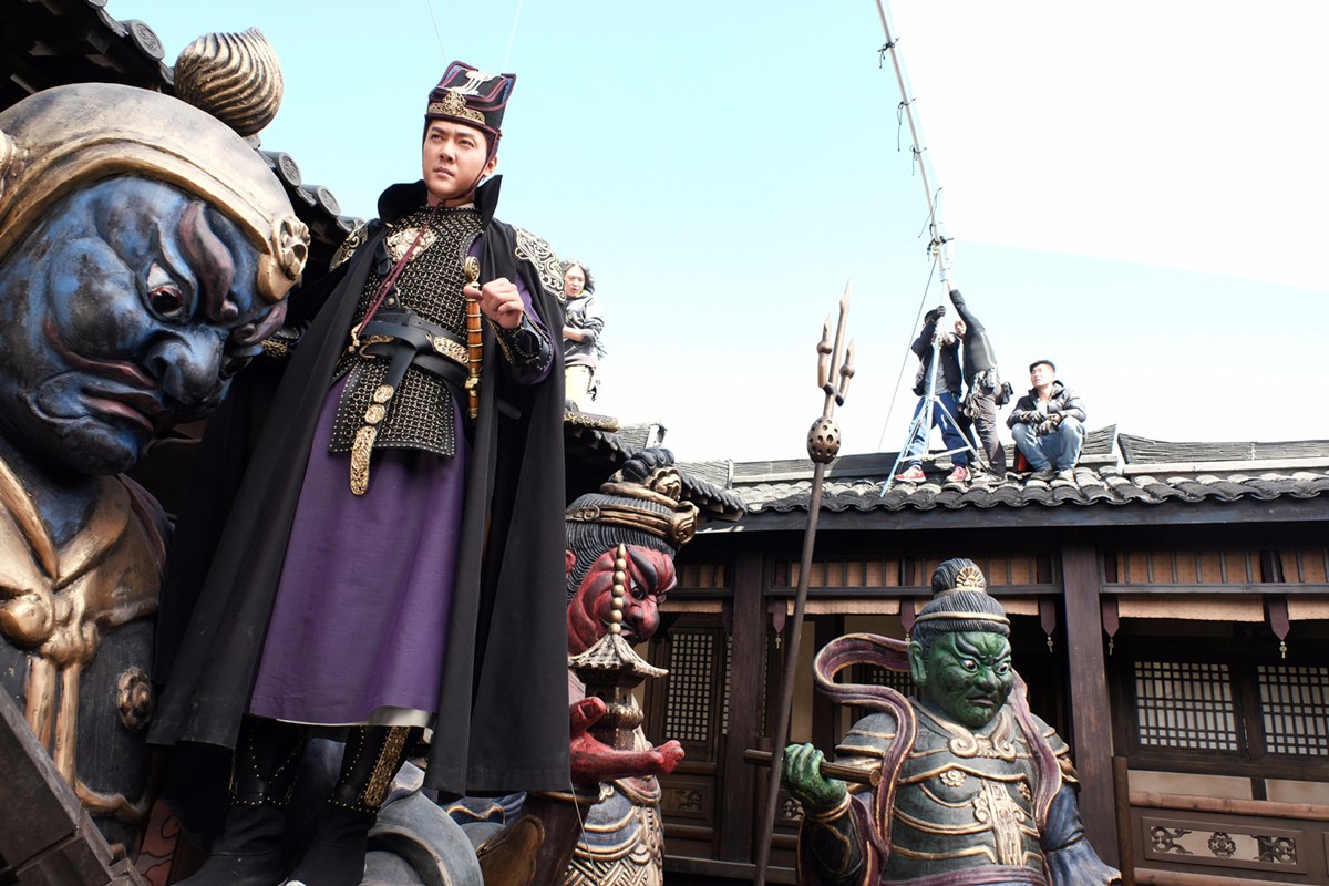 《狄仁杰》曝现场花絮照 "动作担当"冯绍峰热血回归