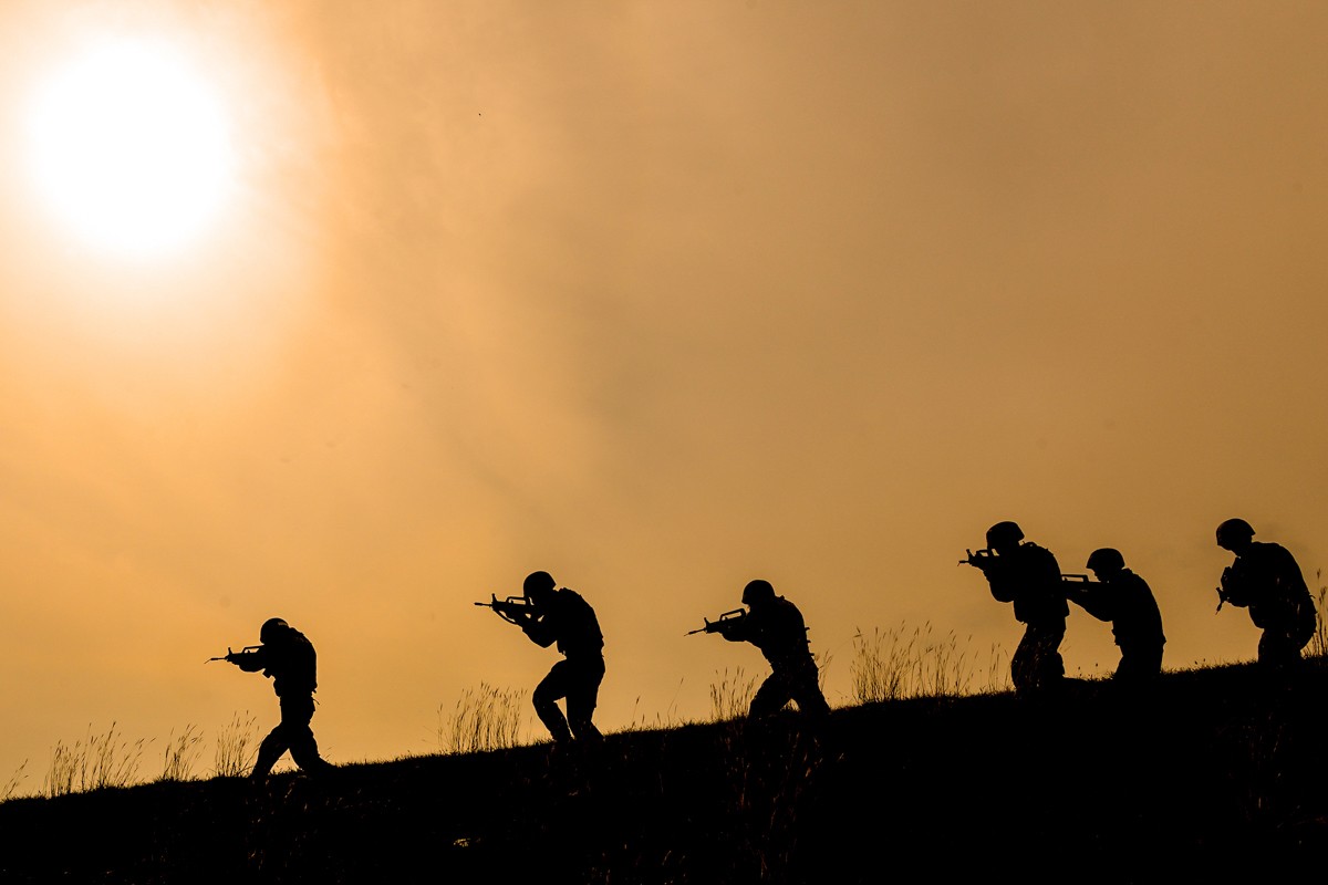 利刃亮剑 武警战士荒野外打响捕歼战斗