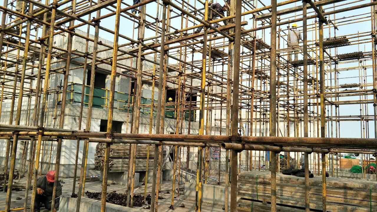 平翅建筑劳务钢管搭建脚手架需要注意哪些细节