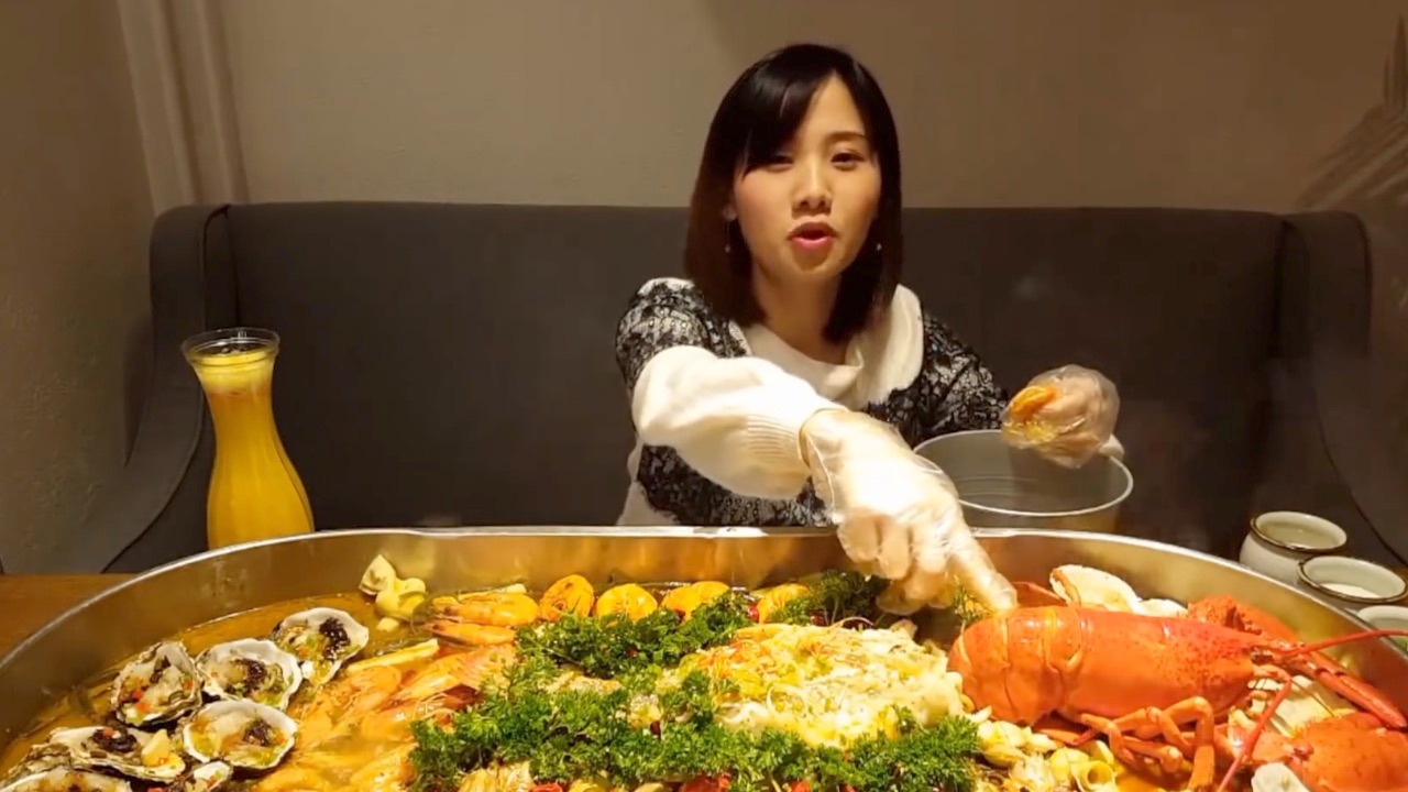 小个美女去吃海鲜,一次点了六人分量,结果一个人默默吃完了