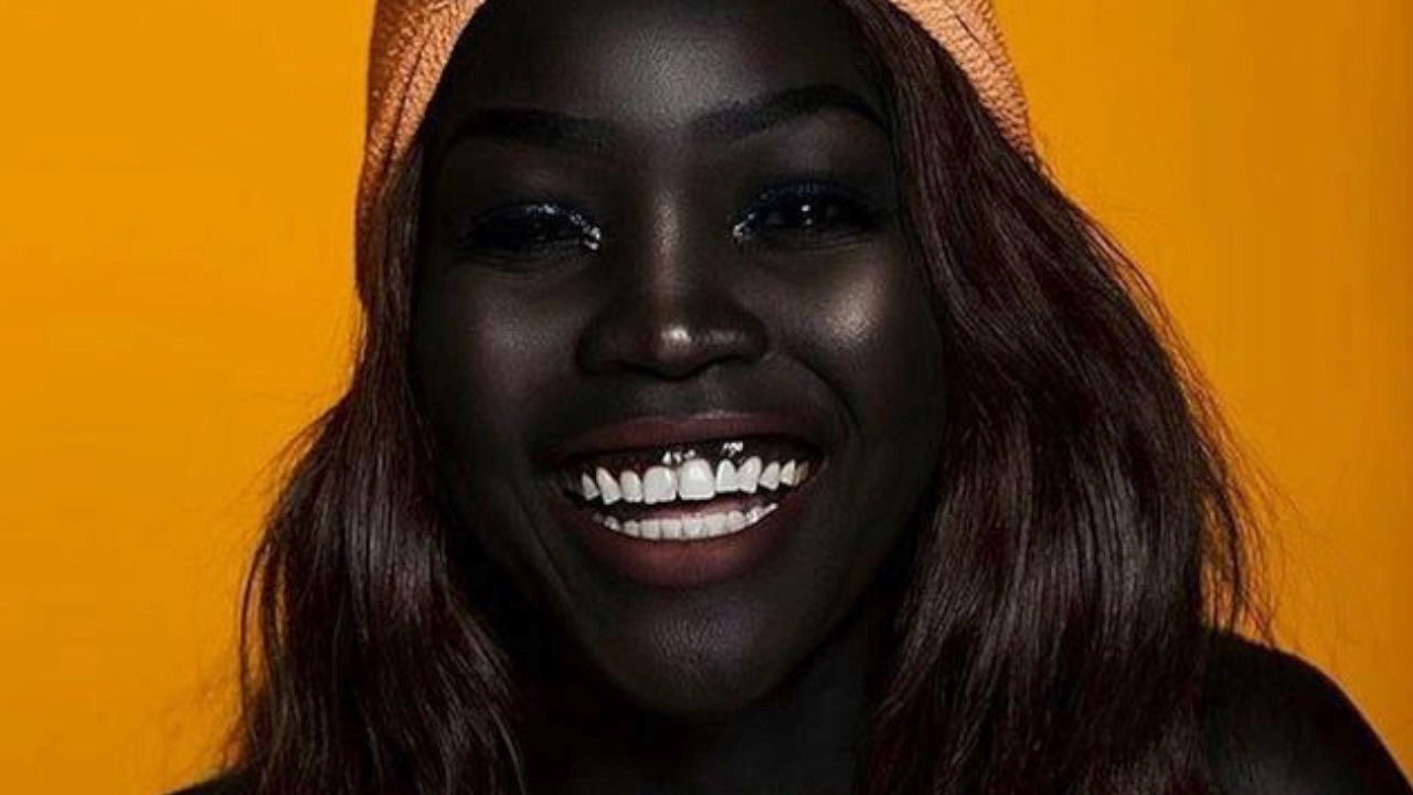 世界上最黑的明星,天稍微一黑就看不见人了,除非她露出牙齿