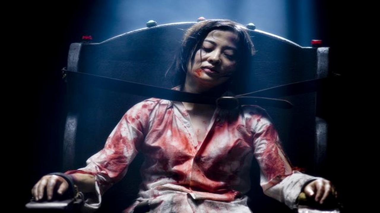 鬼子审讯女兵时竟使用这么卑鄙的手段简直禽兽不如