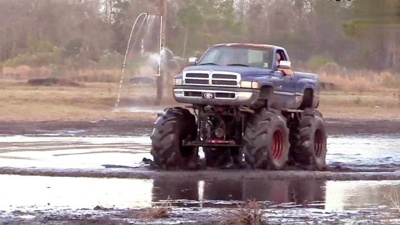 美国大脚越野车精彩的越野比赛,这样的技术羡煞旁人