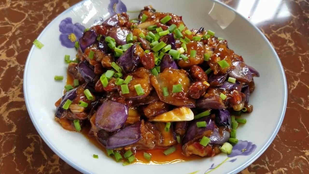 宫保茄子很好吃的一道家常菜做法简单又下饭值得一吃